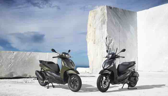 Piaggio Beverly und MP3 300 Deep Black, hier sind die Versionen 2023, Quelle Piaggio-Pressestelle