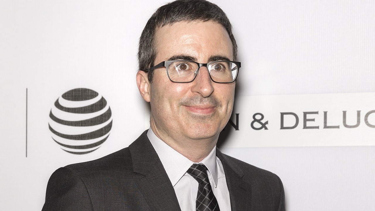 La protesta su Reddit prende una piega surreale: tre subreddit postano solo su John Oliver thumbnail