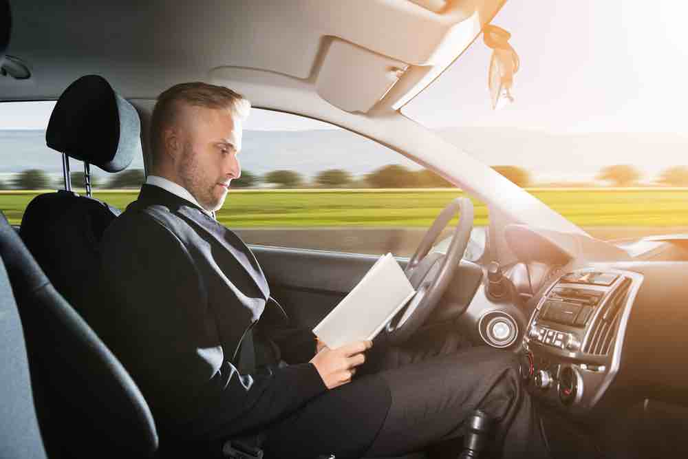 Autonomes Fahren ja oder nein?  Autofahrer wollen immer noch das Lenkrad in die Hand nehmen, Quelle Depositphotos