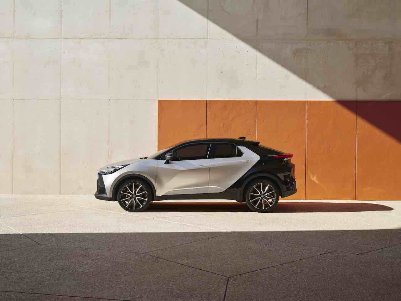 Toyota C-HR, la nuova generazione Full-hybrid e plug-in è servita thumbnail