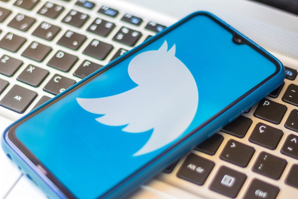 11. Juli 2020, Brasilien.  In dieser Abbildung ist das Twitter-Logo auf einem Smartphone zu sehen.