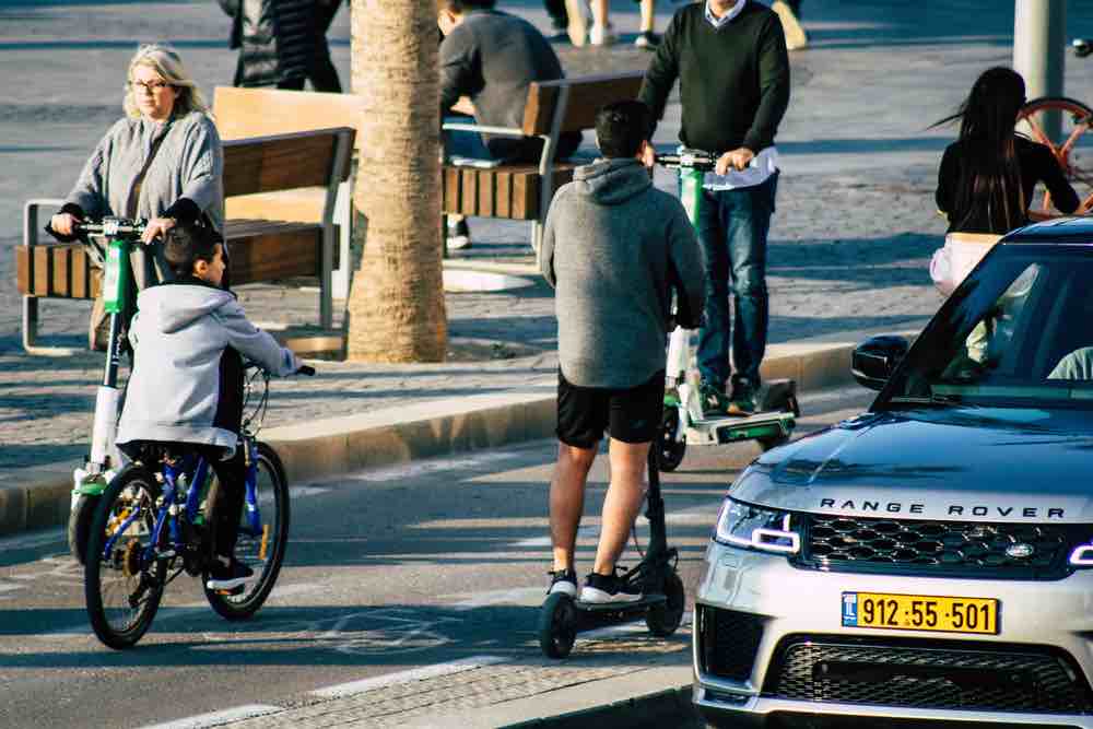 In der Mobilität der Zukunft gibt es Intermodalität: die Beziehung zwischen Menschen und Fahrzeugen, Quelle DepositPhotos