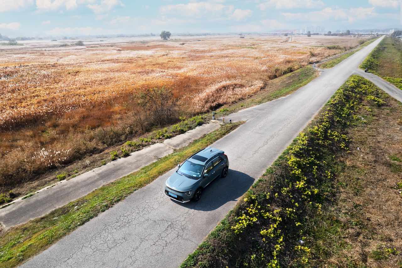 Mobilità elettrica in estate: i 5 errori da evitare per una guida sicura anche durante la stagione più torrida dell'anno thumbnail