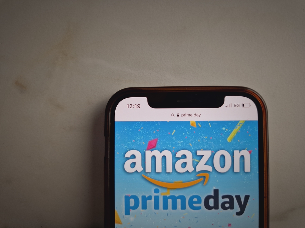 Das Logo des Amazon Prime Day wird auf dem Mobiltelefon angezeigt