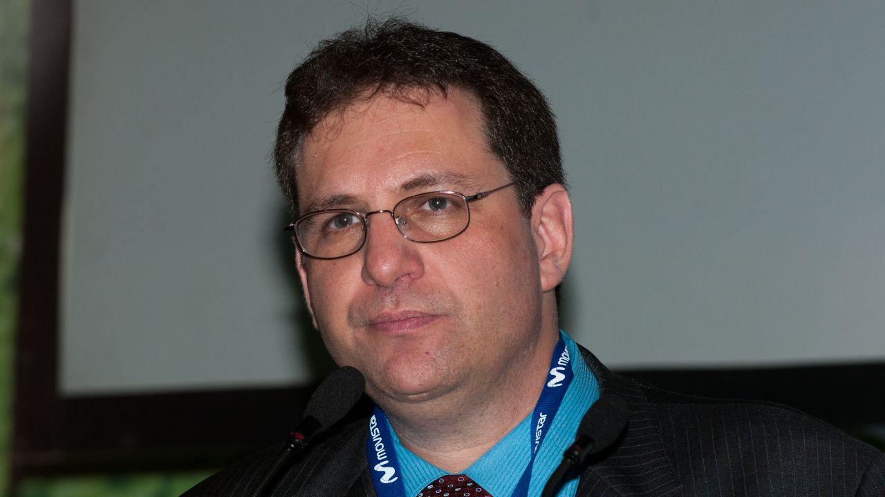 È morto Kevin Mitnick, ecco la storia dell’hacker che sfidò governi e multinazionali thumbnail