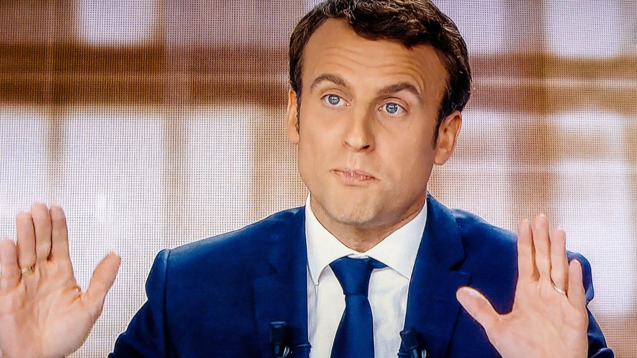 Francia, Macron: "La colpa delle proteste e degli scontri è dei social e dei videogiochi" thumbnail