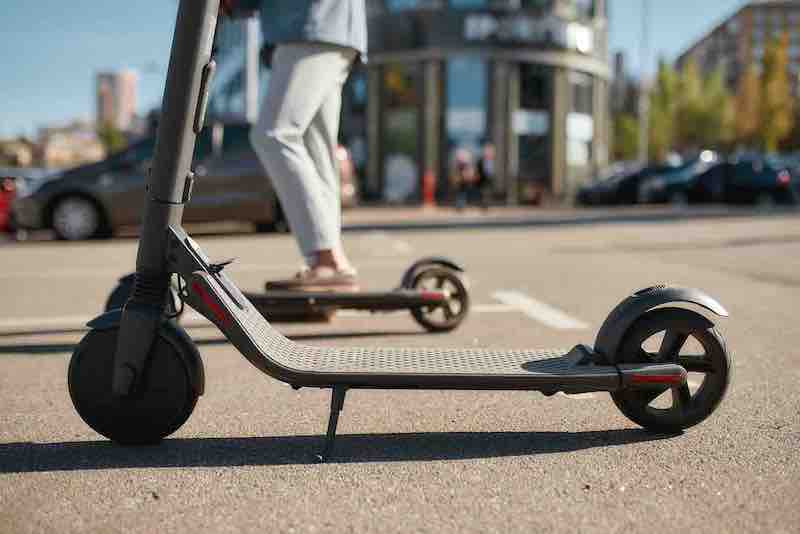 Ökologisches Transportmittel.  Miet-Elektroroller stehen auf der Straße