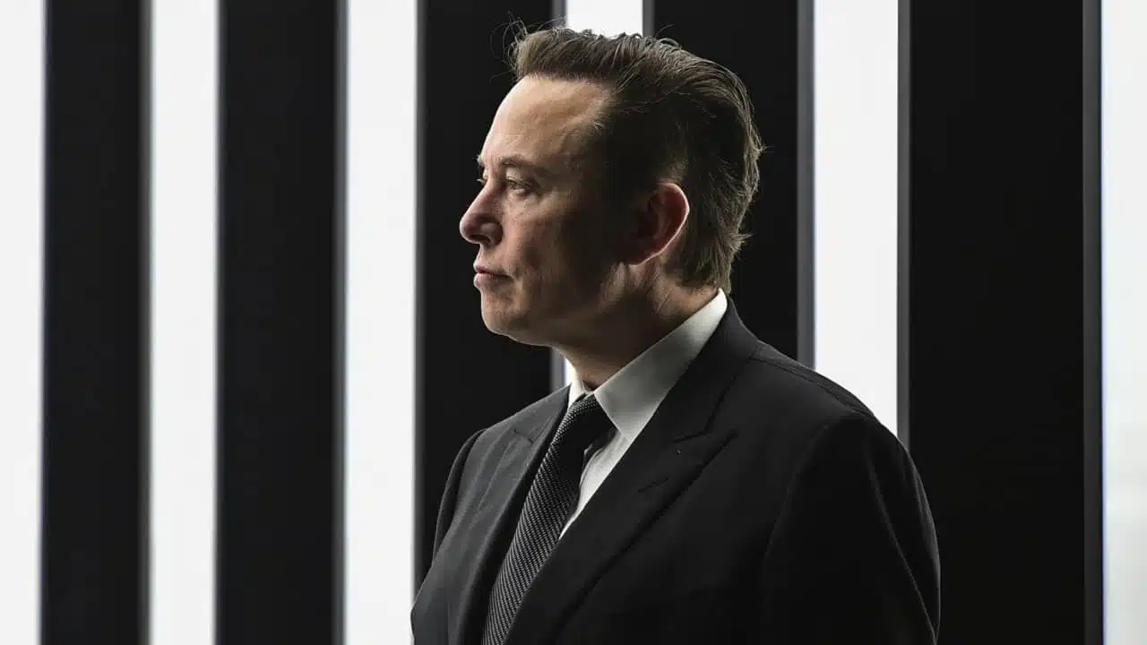 Elon Musk promette di pagare le spese legali dei licenziati per un tweet thumbnail