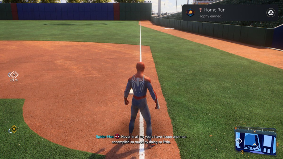 Ein Bild, das Peter Parker zeigt, wie er die Basen in Marvels Spider-Man 2 abrundet, mit dem "Home Run!" Die Trophäe ist in der oberen Ecke aufgetaucht.