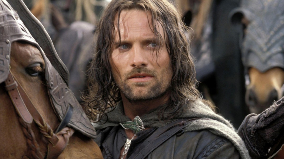 Ein Bild, das Viggo Mortensen als Aragorn in „Der Herr der Ringe: Die zwei Türme“ zeigt, als Teil eines Artikels über die wildesten Kleinigkeiten aus der Produktion der Trilogie.  Das Bild zeigt Aragorn, wie er nach rechts aus dem Bildschirm schaut und neben einem sehr hübschen Pferd steht.