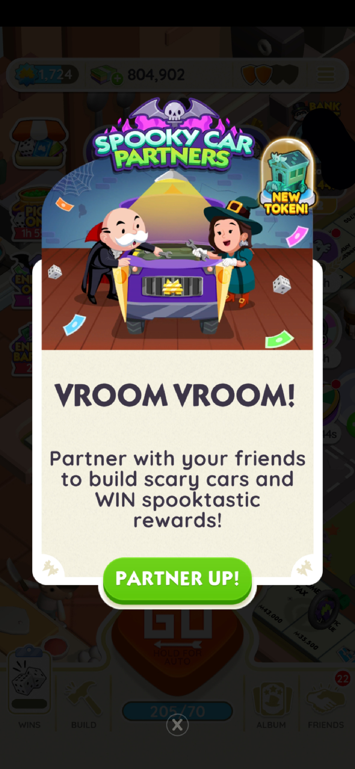 Ein Bild des Banners für Spooky Car Partners in Monopoly GO, das Onkel Pennybags und eine Hexe zeigt, die ein Auto betrachten.