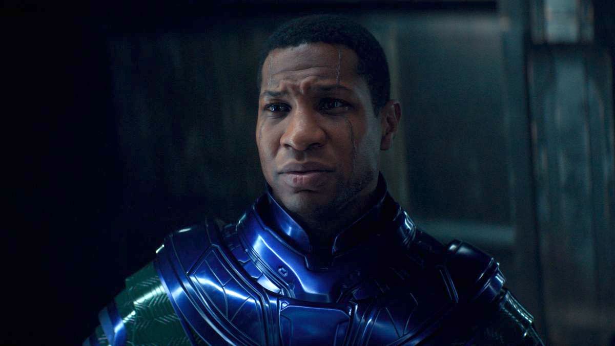 Jonathan Majors als Kang der Eroberer in Ant-Man and the Wasp: Quantumania blickt nach links.  Er trägt seine lila Rüstung.