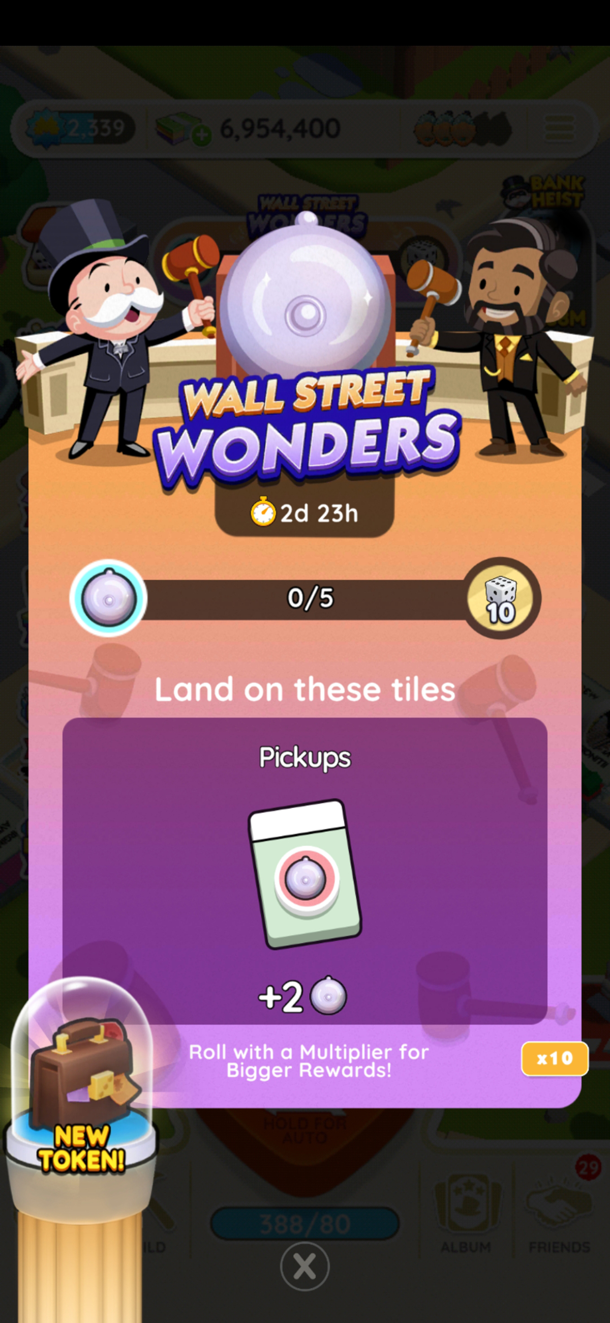 Ein Bild der Regeln für das Wall Street Wonders-Event in Monopoly GO.  Das Bild zeigt Rich Onkel Pennybags auf der linken Seite einer Glocke und einen anderen Mann auf der rechten Seite, der gerade dabei ist, sie zu läuten.  Beide halten Hämmer in der Hand.