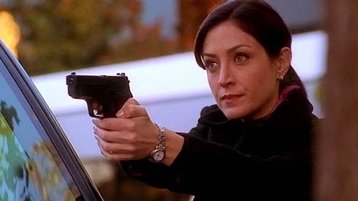 Kate hält in NCIS eine Waffe in der Hand.  Dieses Bild ist Teil eines Artikels darüber, warum Kate-Schauspieler Sasha Alexander NCIS verlassen hat.