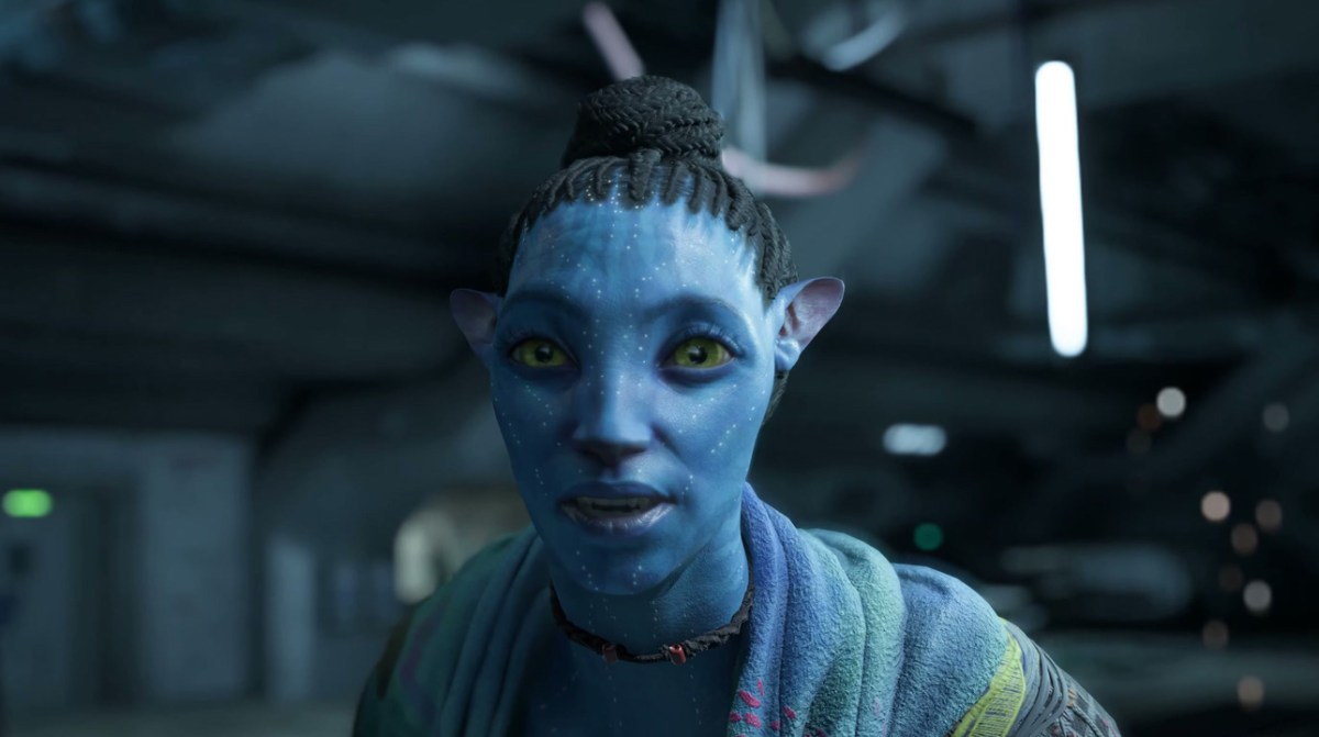 Eine blaue Na'vi-Frau mit Haarknoten in Avatar: Frontiers of Pandora.