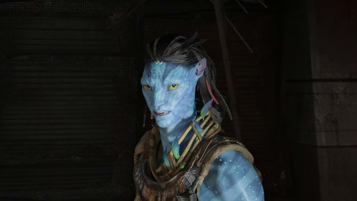 Ein blauer Na'vi mit aus Ranken gewebten Zöpfen und Halsschmuck in Avatar: Frontiers of Pandora.