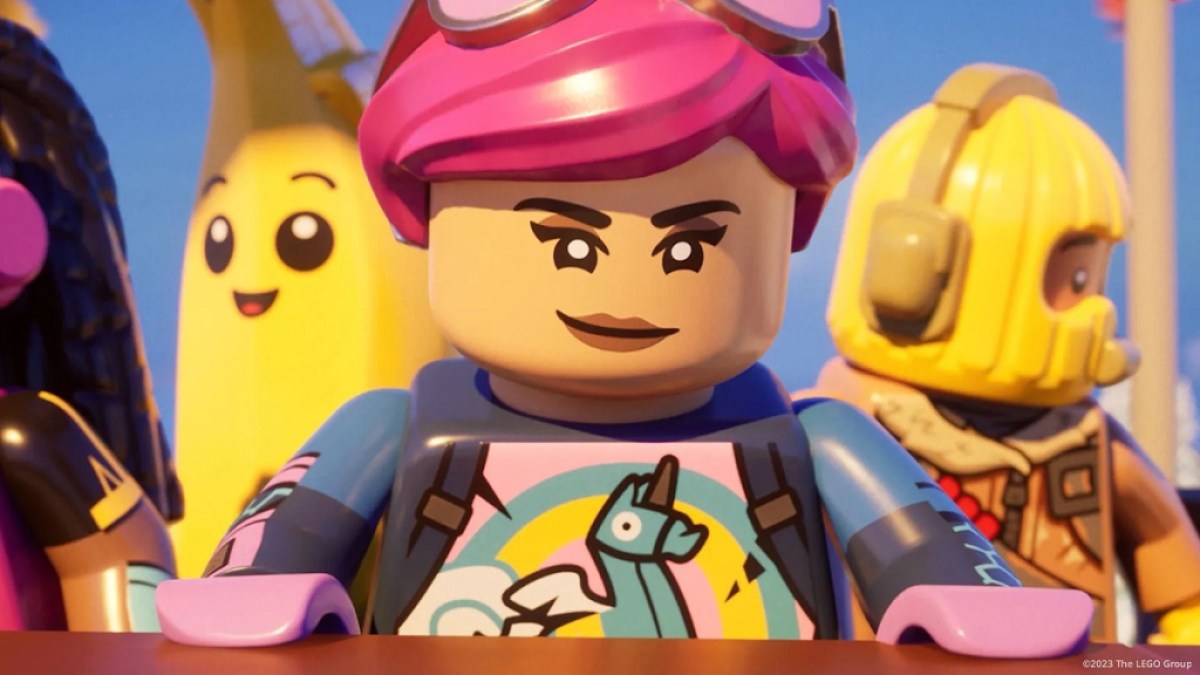 Bild einer LEGO-Frau mit rosa Haaren und grinsender Brille in LEGO Fortnite.