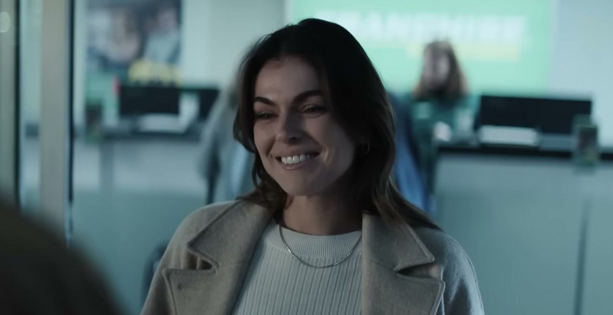 Karla lächelt in Reacher Staffel 2.