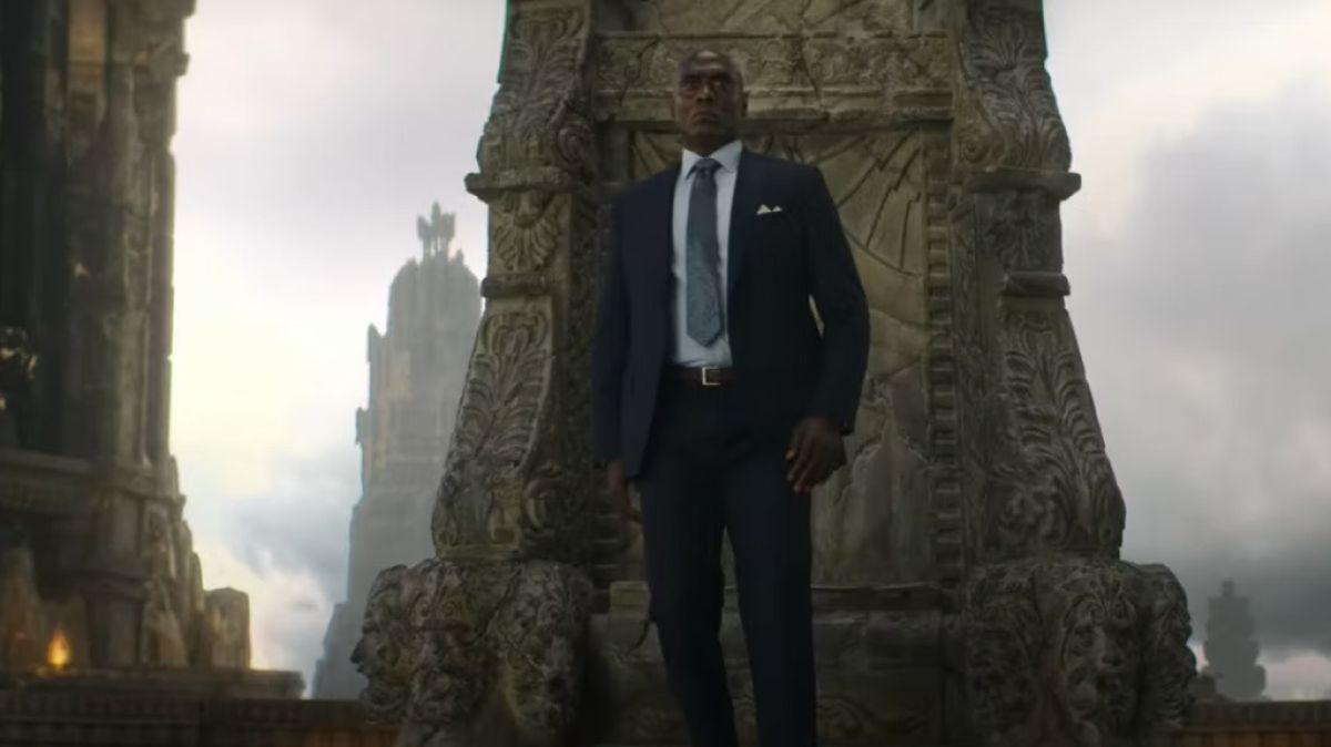 Lance Reddick als Zeus in Percy Jackson und die Olympier.