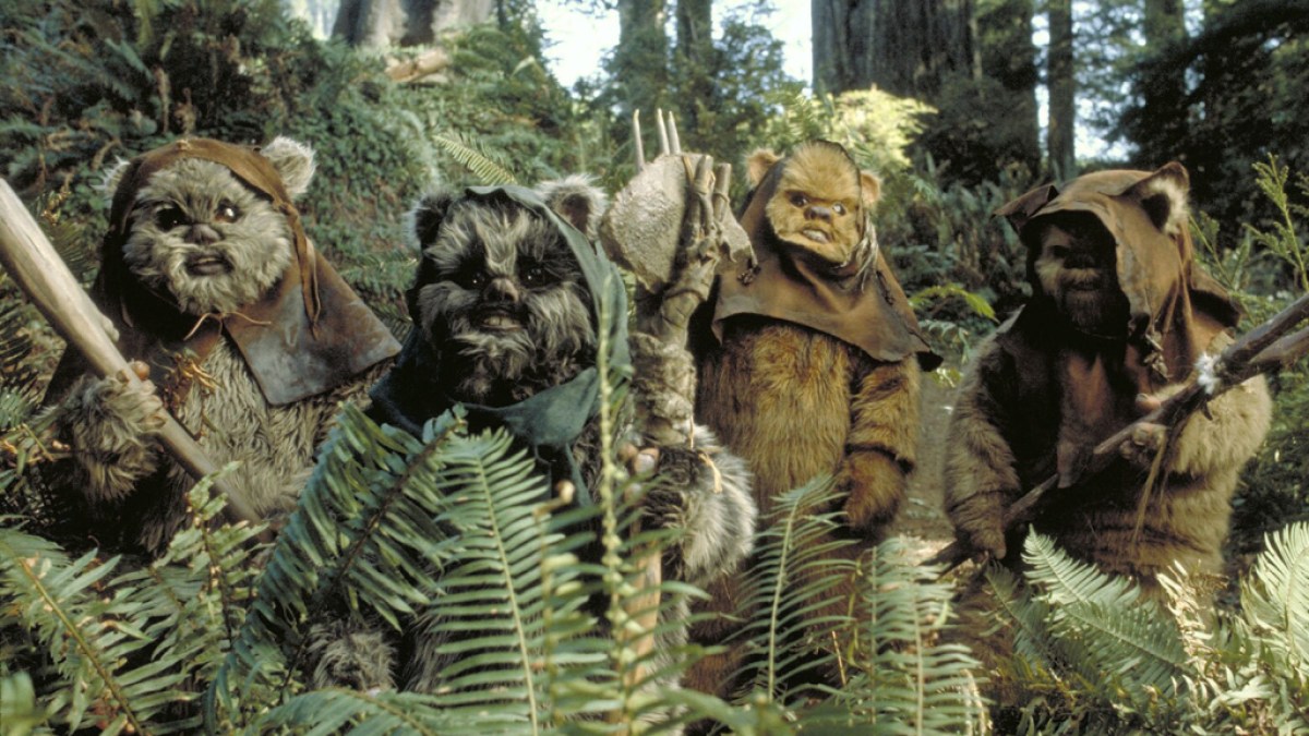 Ewoks in Star Wars: Die Rückkehr der Jedi-Ritter.  Dieses Bild ist Teil eines Artikels über die Vietnamkrieg-Allegorie von Star Wars, erklärt