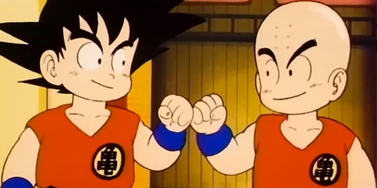 Goku und Krillin schlagen mit der Faust aufeinander