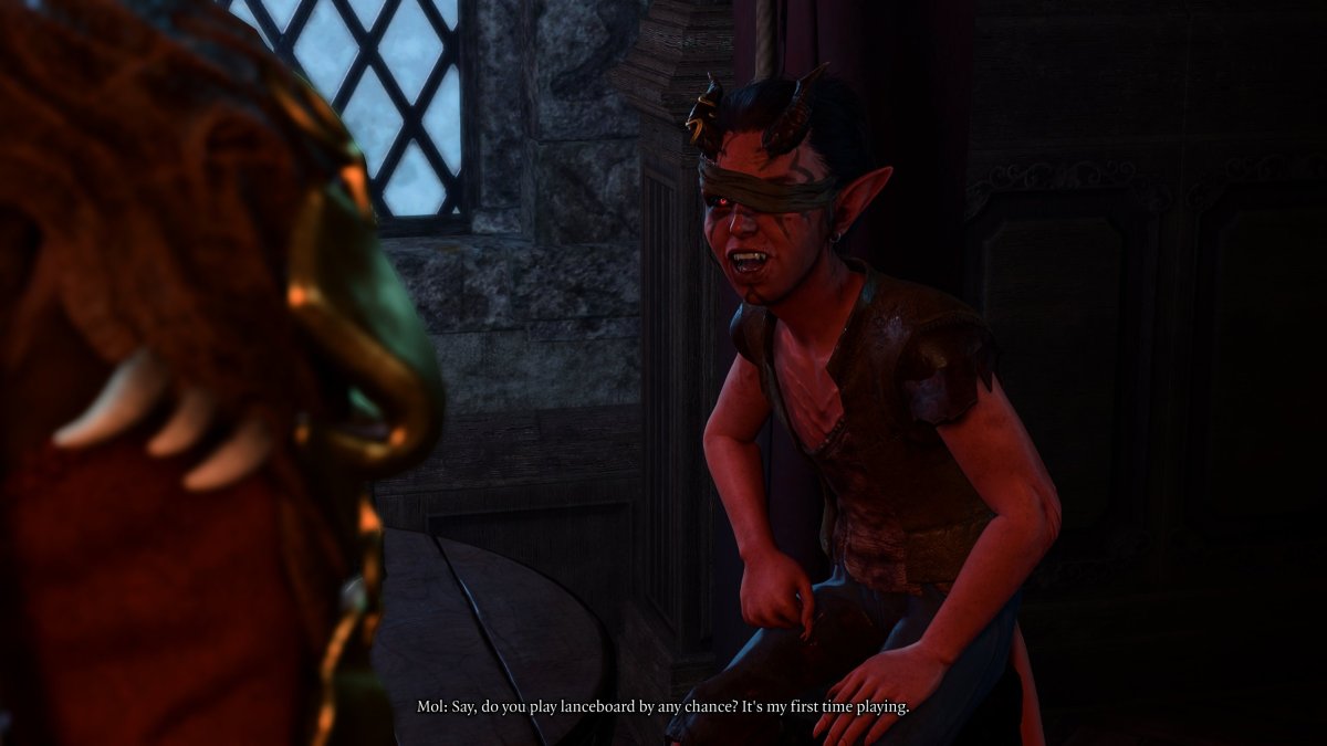 Ein Bild von Mol im Last Light Inn in Baldur's Gate 3 (BG3), wie er mit Devil Raphael spricht, als Teil eines Artikels darüber, wo ersterer zu finden ist.