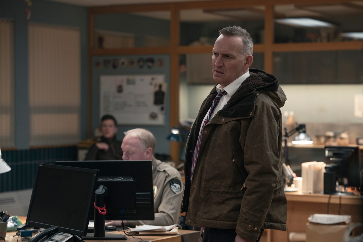 Christopher Eccleston in True Detective.  Dieses Bild ist Teil eines Artikels über die Hauptdarsteller und die Besetzungsliste für True Detective Staffel 4.