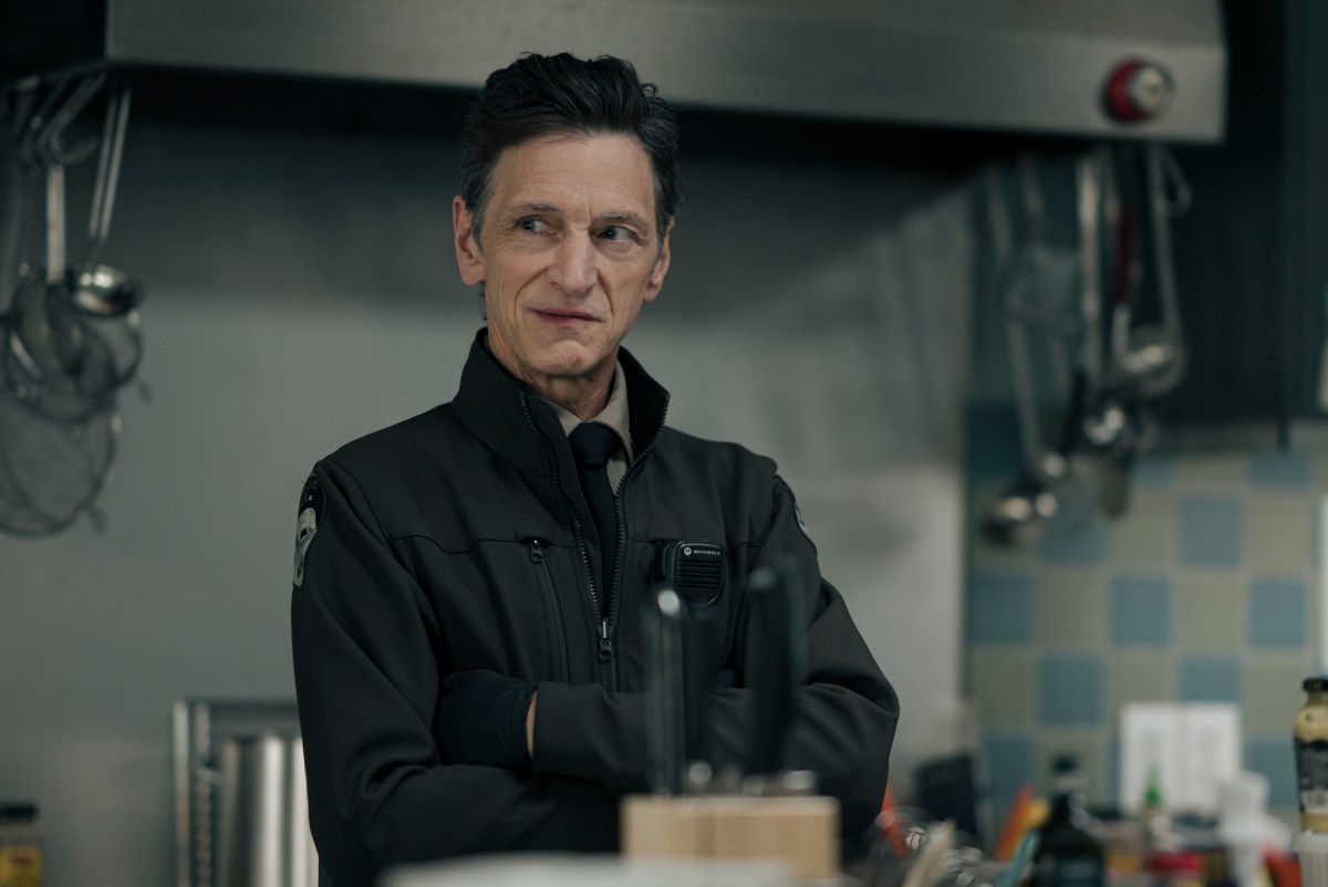 John Hawkes in True Detective.  Dieses Bild ist Teil eines Artikels über die Hauptdarsteller und die Besetzungsliste für True Detective Staffel 4.