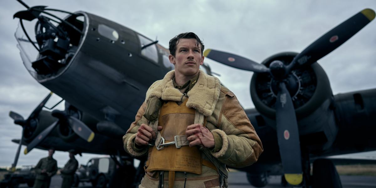 Callum Turner als John Egan.  Dieses Bild ist Teil eines Artikels über alle Hauptdarsteller und die Besetzungsliste von Masters of the Air.