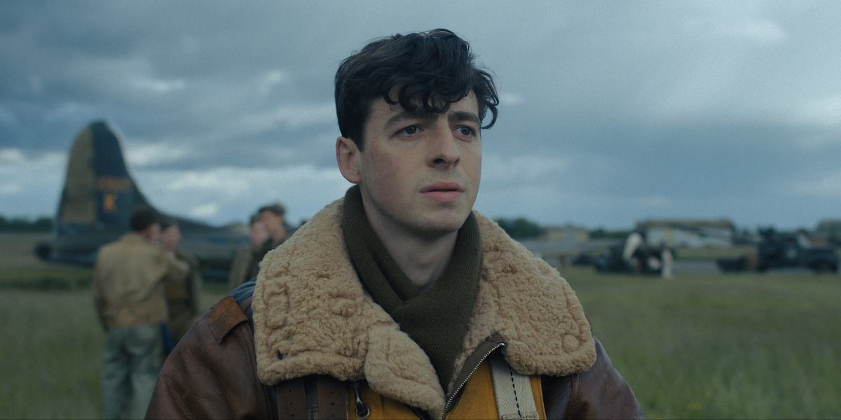 Anthony Boyle als Harry Crosby.  Dieses Bild ist Teil eines Artikels über alle Hauptdarsteller und die Besetzungsliste von Masters of the Air.