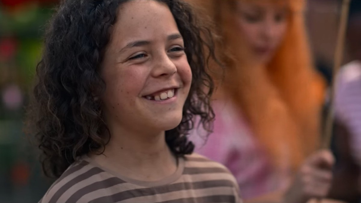 Eli Bell, gespielt von Felix Cameron, lächelt in einem Standbild aus „Boy Swallows Universe“ auf Netflix.