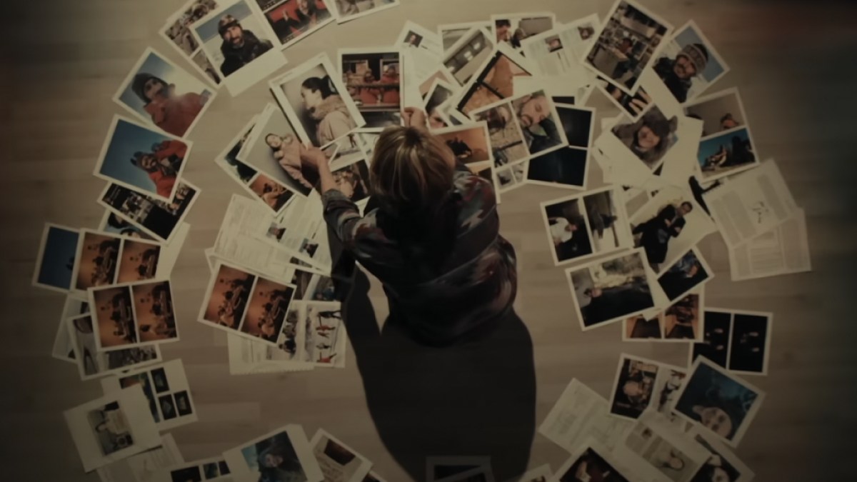 Liz Danvers mit einer Fotospirale in True Detective: Night Country